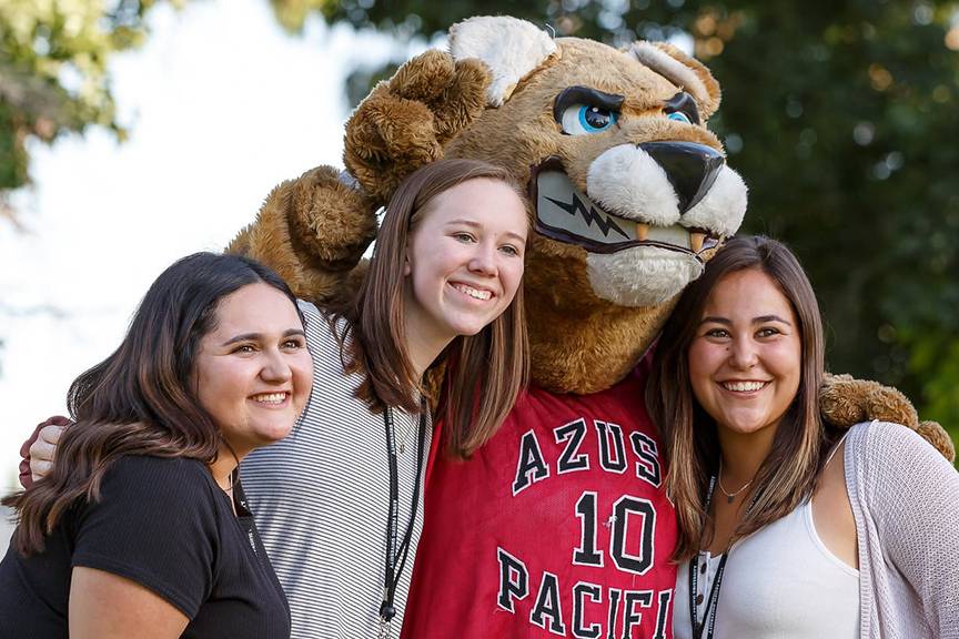 students with apu’s mascot